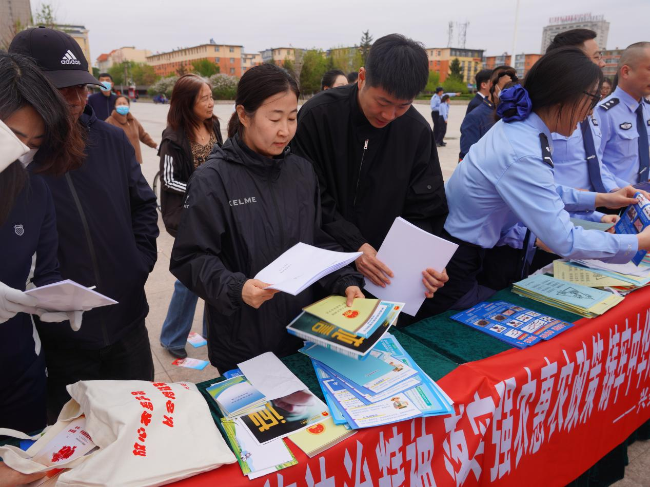 “民族政策宣传月”“民族法治宣传周”宣传活动在五一广场举办